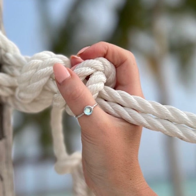 Ring med månesteinseffekt