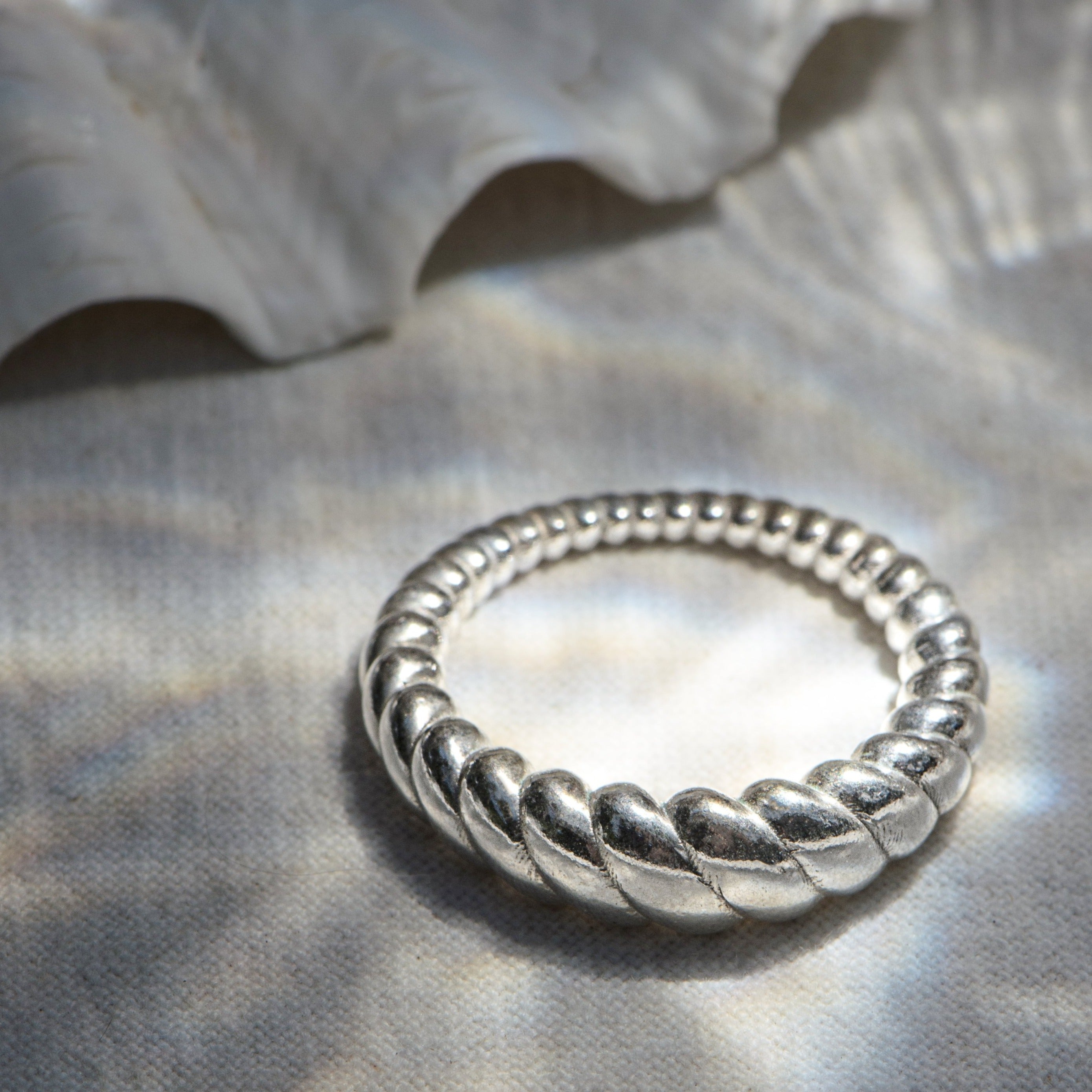 Ring mit Muschelstruktur