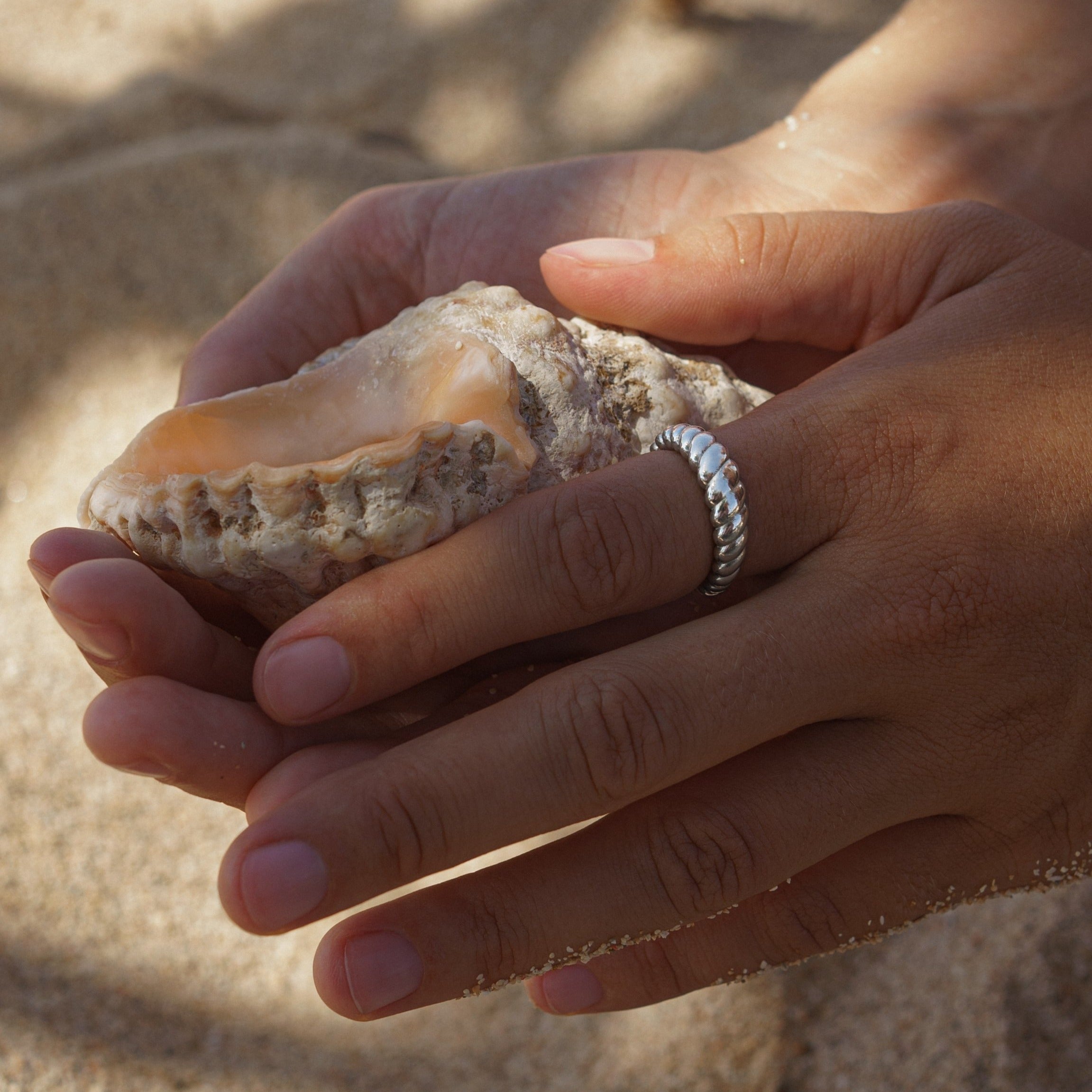 Ring mit Muschelstruktur